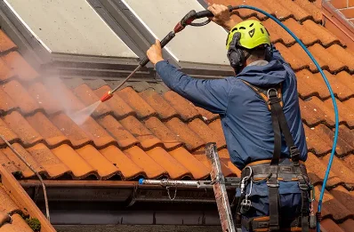 Démoussage et hydrofuge de toiture à Gignac